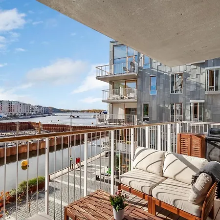 Amazing Luxury On The Waterfront! 73sqm Апартаменты