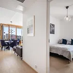 Amazing Luxury On The Waterfront! 73sqm 아파트 *