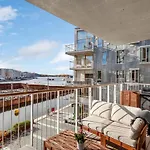 Amazing Luxury On The Waterfront! 73sqm 아파트